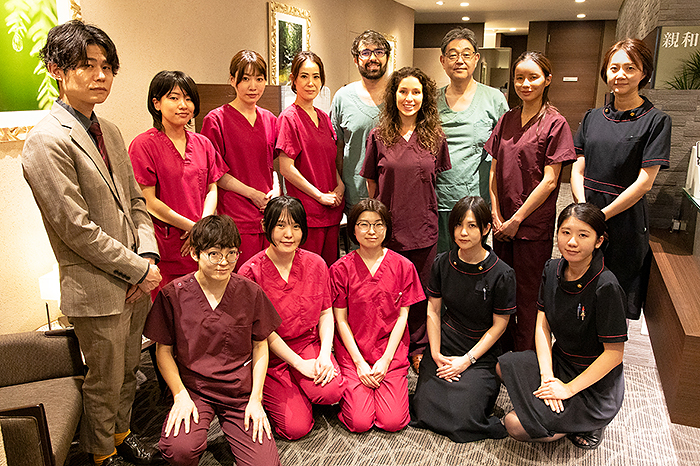 Dr.RivaloraとDr.Coelhoと親和クリニック新宿本院のスタッフ