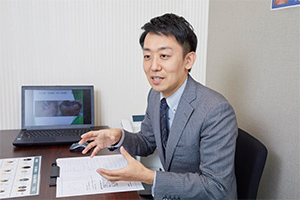 親和クリニック名古屋院 奥田カウンセラーのカウンセリングの様子