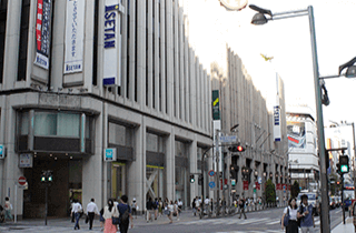 JR新宿駅東口からの道順2