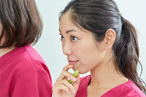 親和クリニック新宿本院 看護師が自毛植毛について学んでいる様子