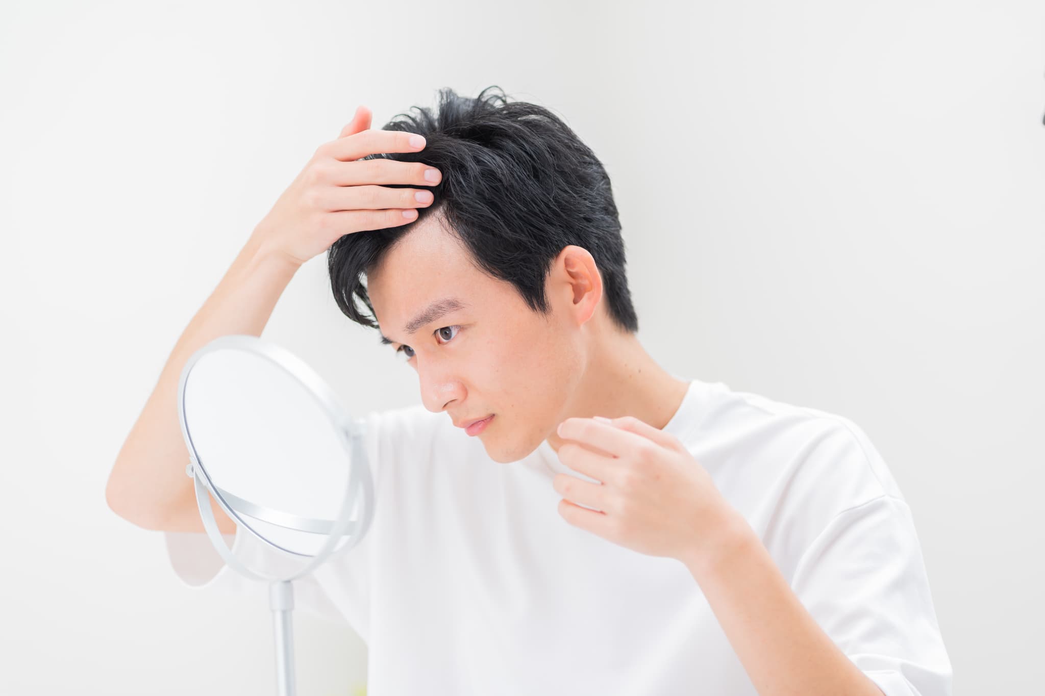 剃り込み部分の髪の状態を確認する