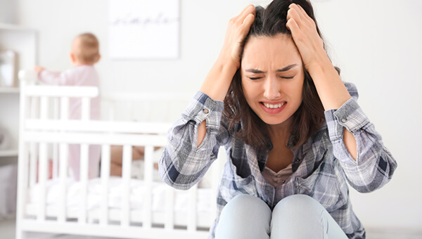 産後の薄毛を気にする女性