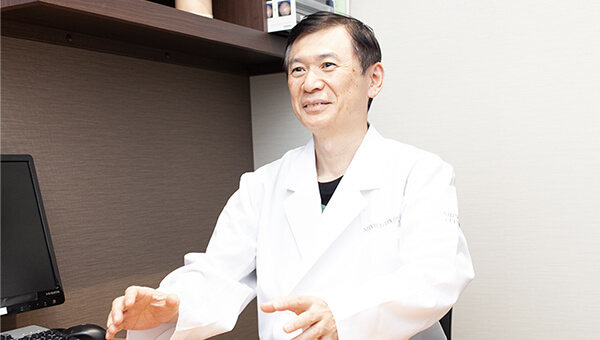 銀座院 安藤院長のカウンセリングの様子