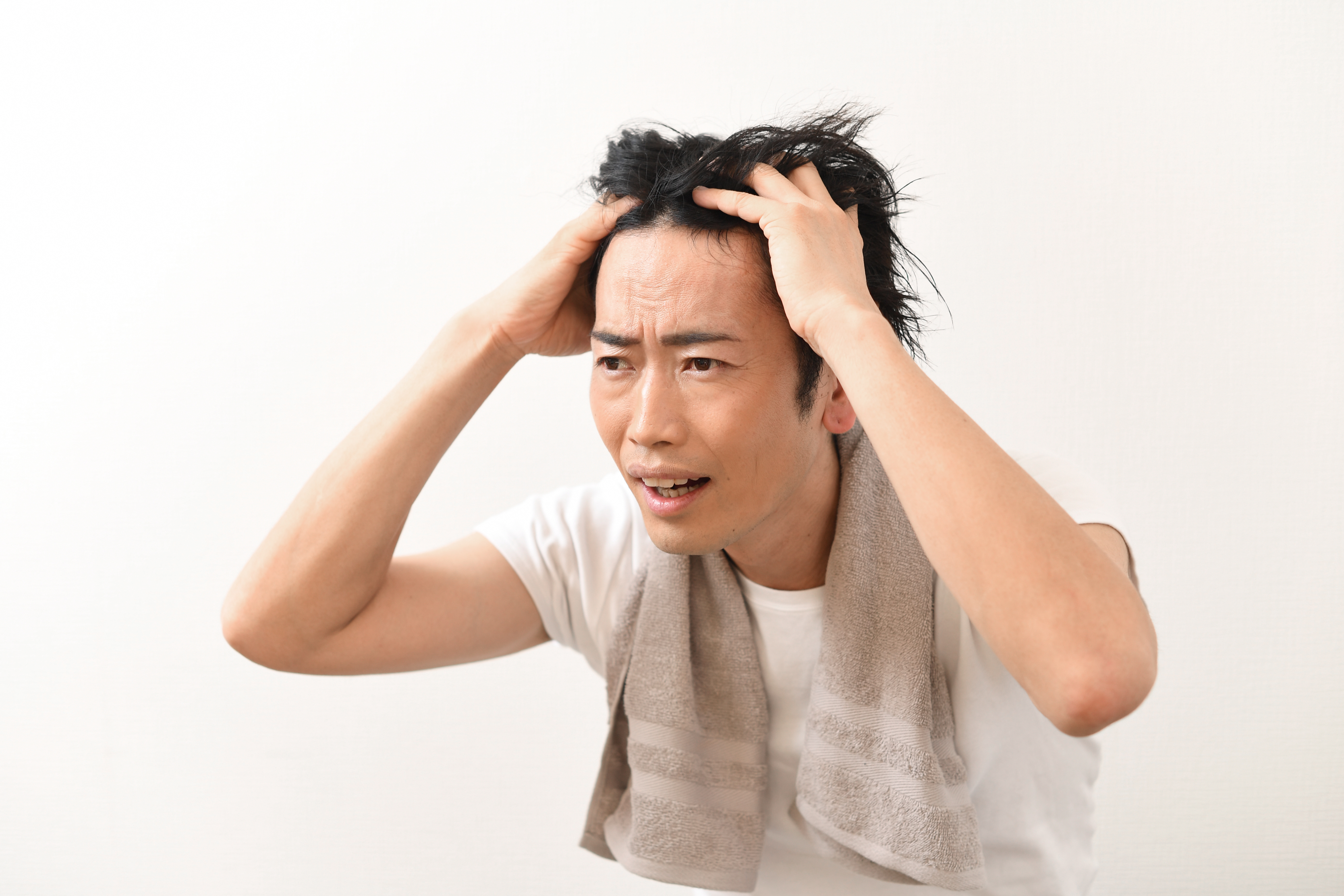 頭を抱える男性 