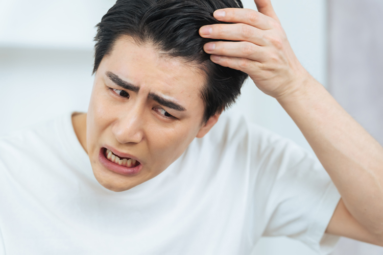 抜け毛チェックする男性
