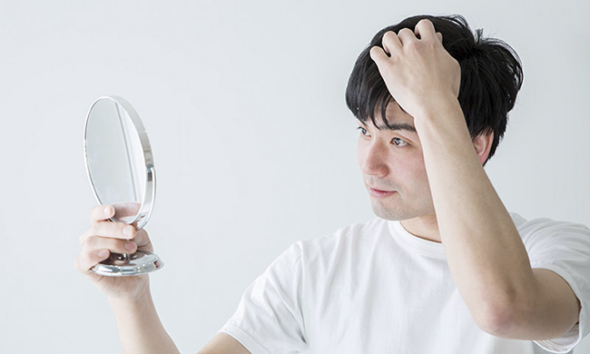 髪を確認する男性