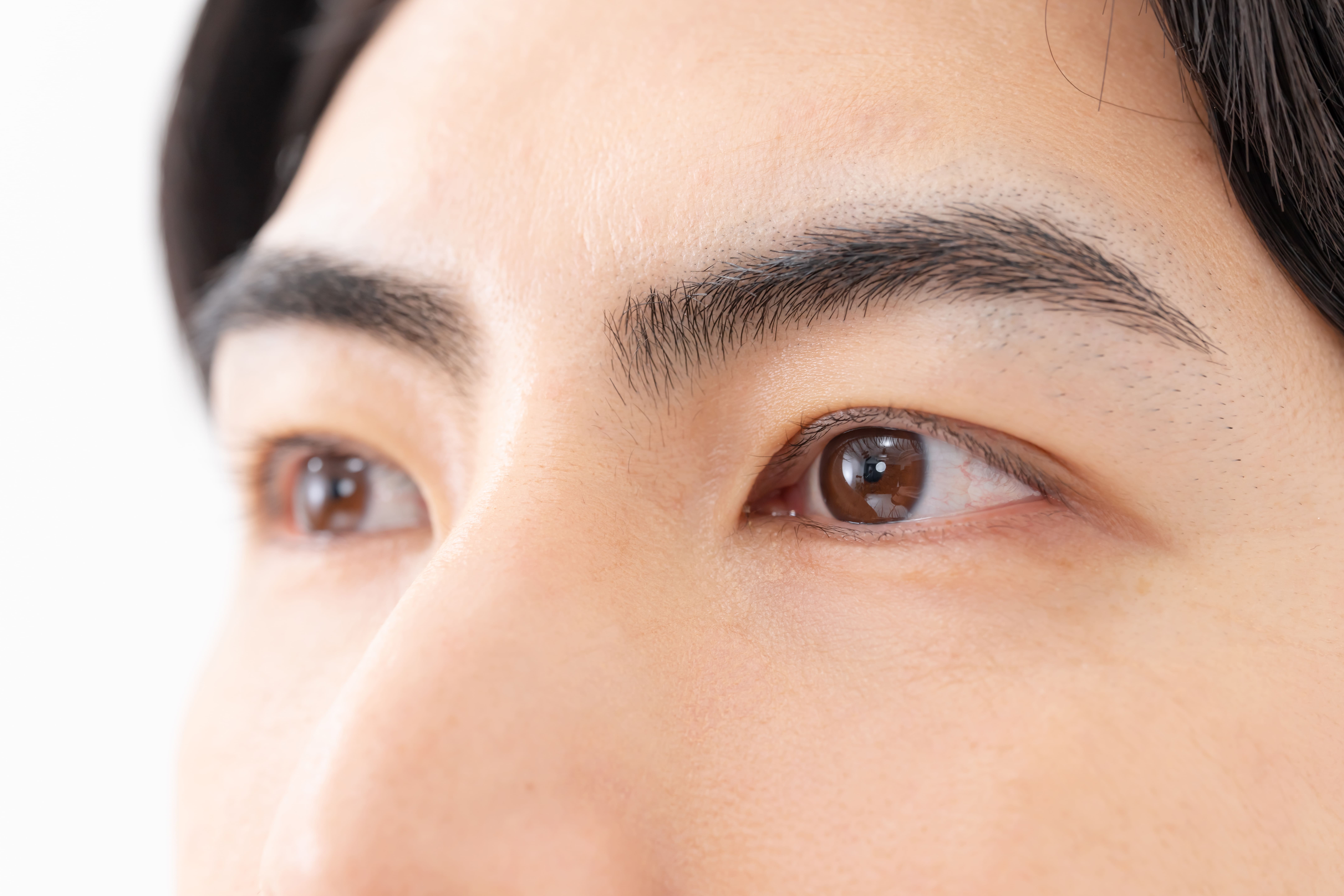 整った眉毛の男性の目元のクローズアップ
