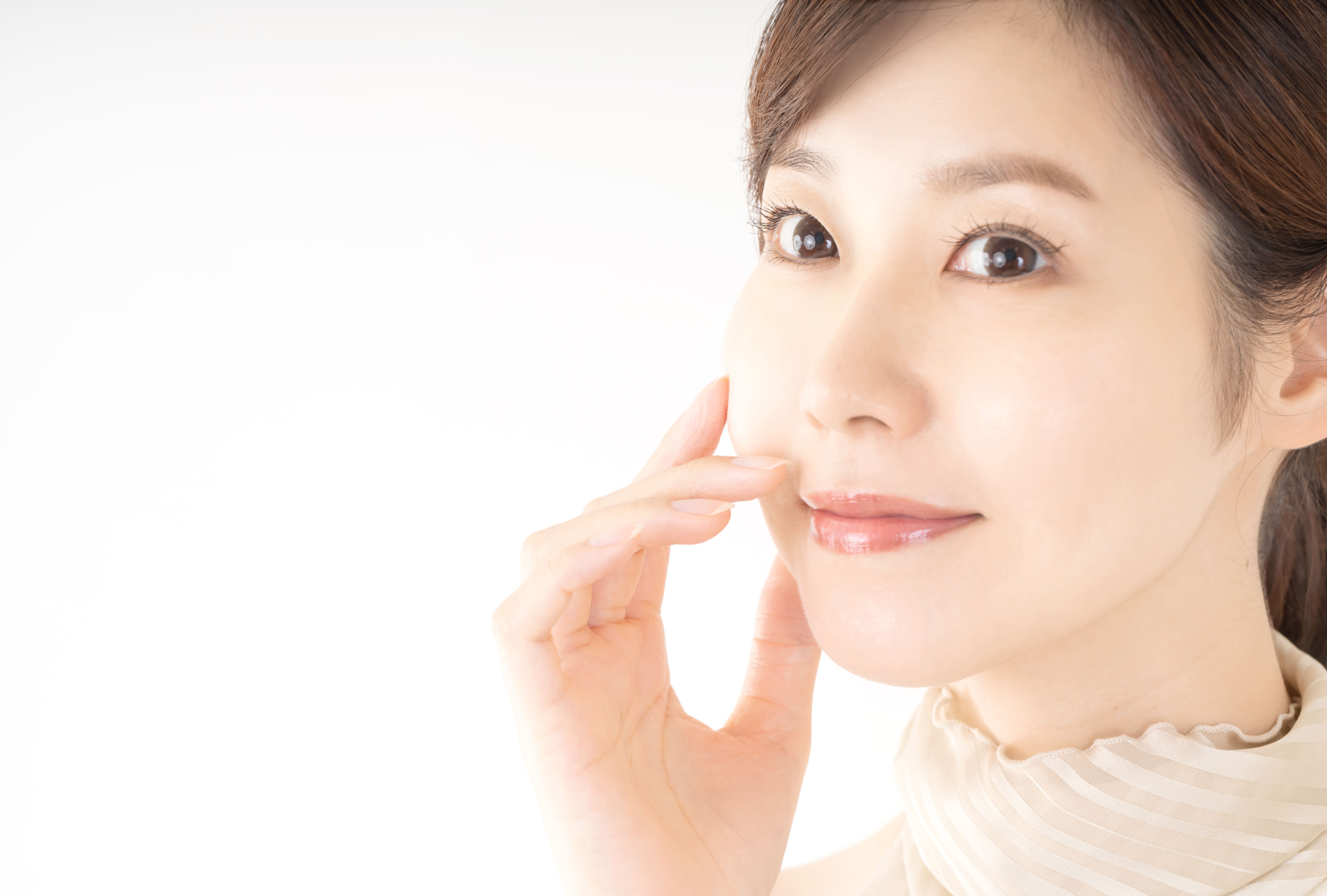 自然で美しい目元の女性