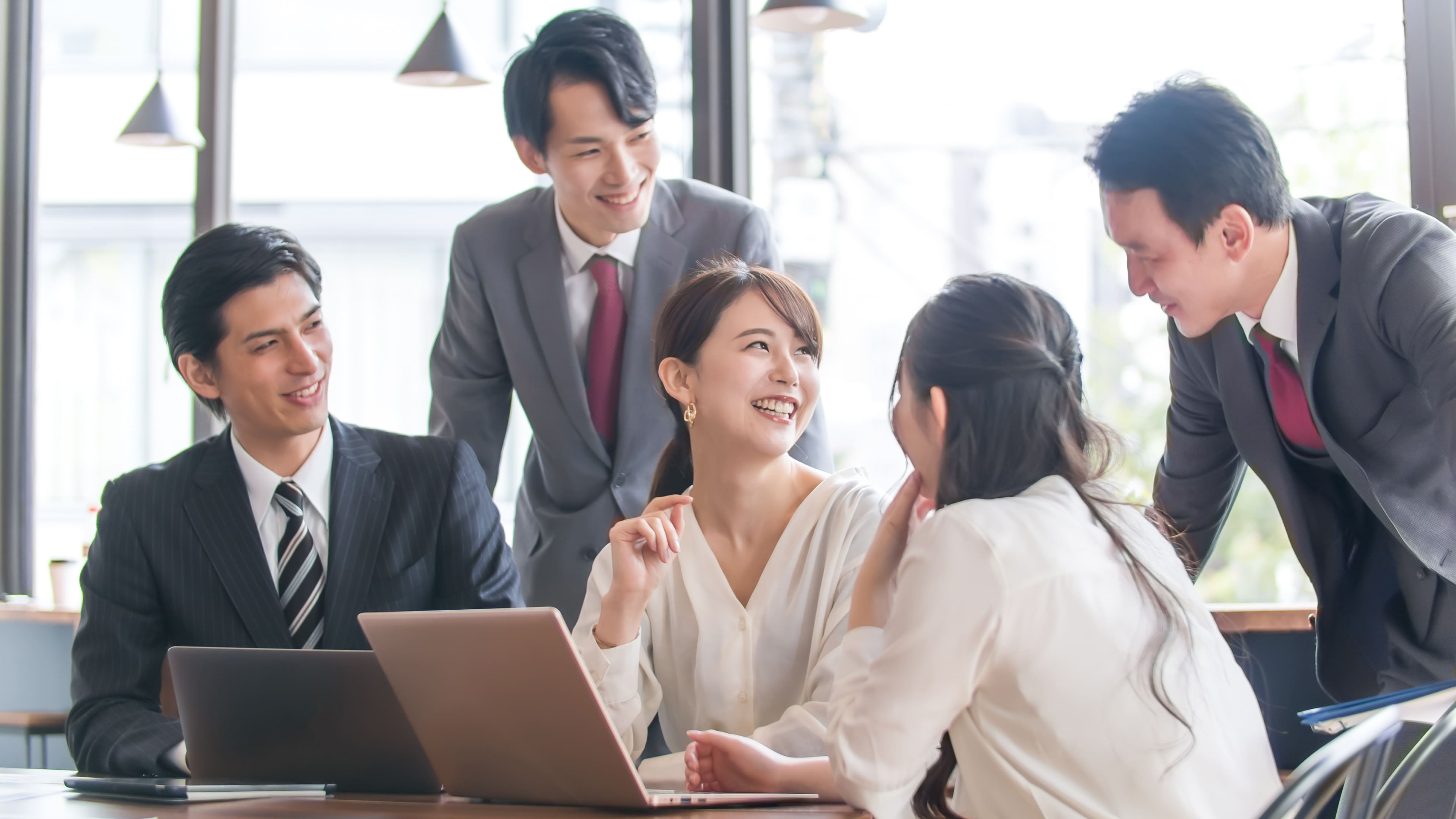 スタッフと相談する女性とチームの様子