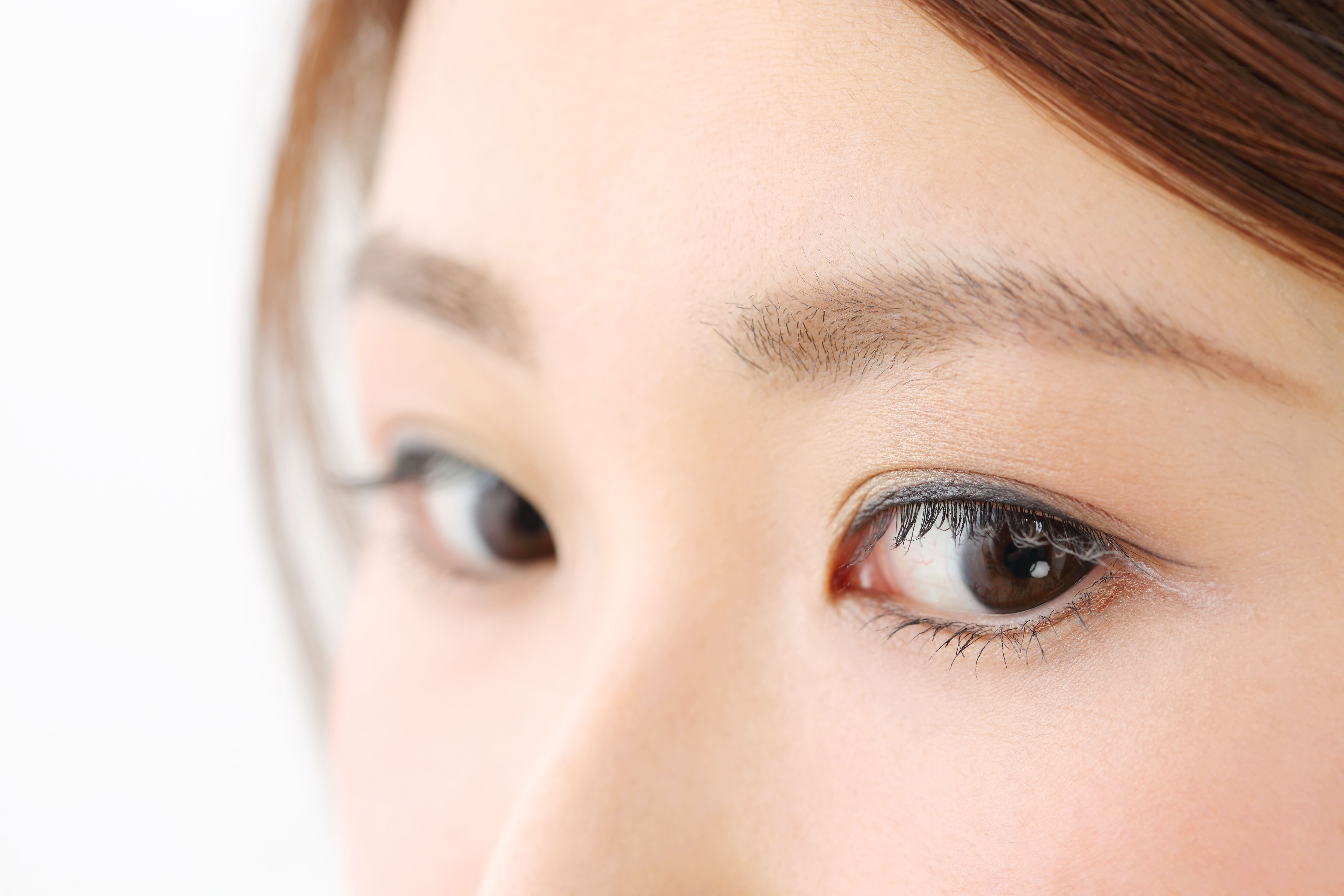 眉毛と目元の状態を確認できる女性のクローズアップ