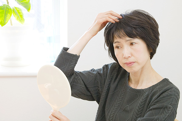 女性の生え際が薄くなる理由は？