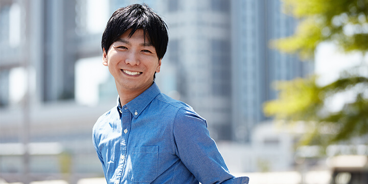 薄毛が改善された笑顔の男性