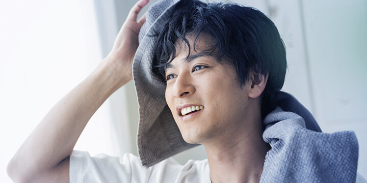 笑顔の男性の横顔