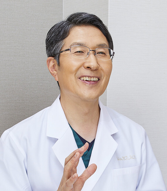 親和クリニックの刈り上げない自毛植毛NC-MIRAI法カウンセリングの様子の滝田医師