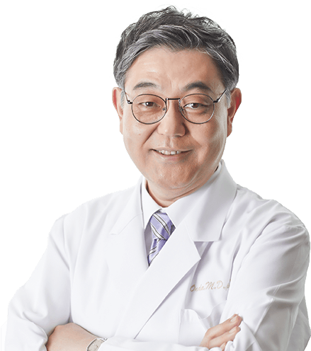 腕を組んでいる親和クリニック音田総院長の写真