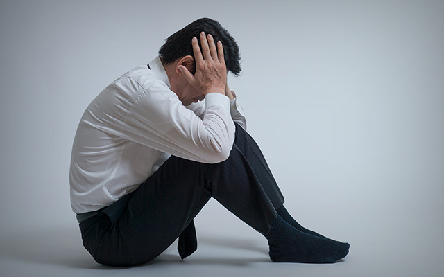 悩む男性のイメージ画像
