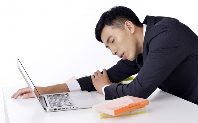 睡眠不足の男性のイメージ画像