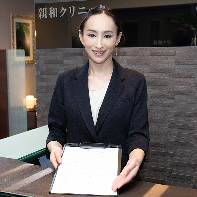 親和クリニックの女性カウンセラーの笑顔の写真