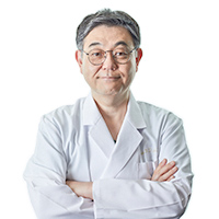 親和クリニック音田総院長の腕組みの写真